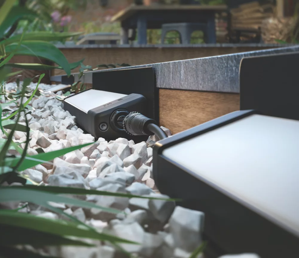 Philips Hue Amarant Outdoor LED Linear Wall Light Black 20W 1200lm 4 Philips Hue Amarant Outdoor LED Linear Wall Light Black 20W 1200lm - Image 4